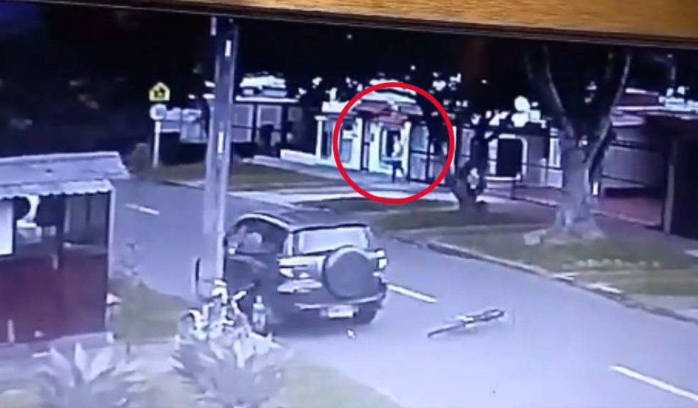 Este es el video del momento en el que asesino de mujer en Suba intenta escapar Luego de cometer el crimen, el hombre habría intentado huir, pero al verse acorralado regresó al inmueble donde se quitó la vida.