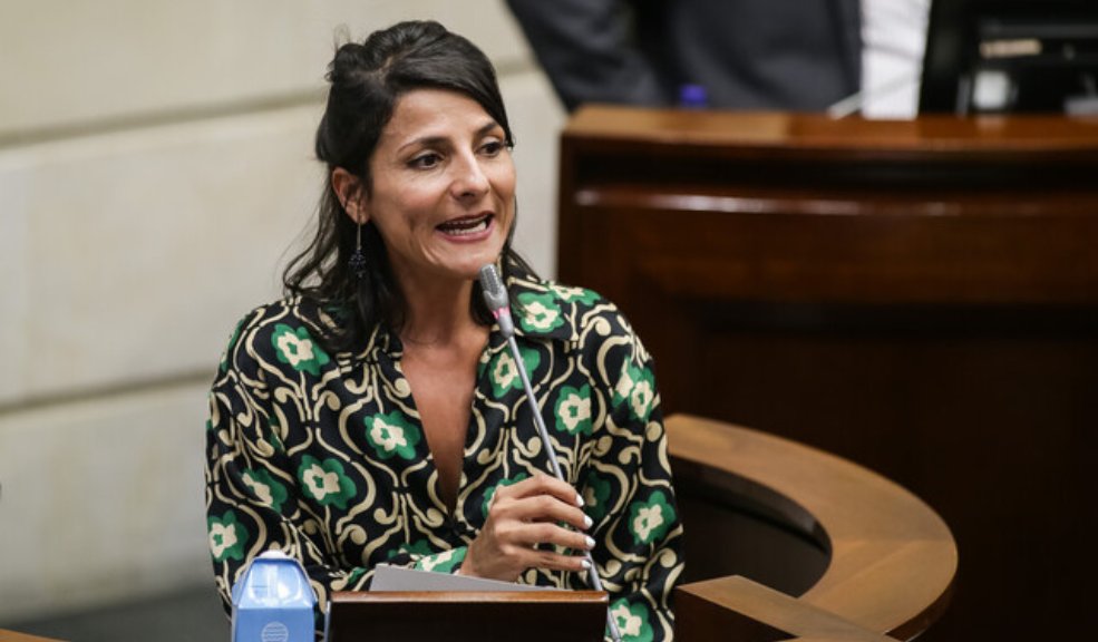 Exministra de Minas ahora es nombrada como cónsul de Colombia en Reino Unido El gobierno de Gustavo Petro oficializó este lunes el nombramiento de Irene Vélez, exministra de Minas y Energía, como cónsul general en la embajada en Reino Unido.