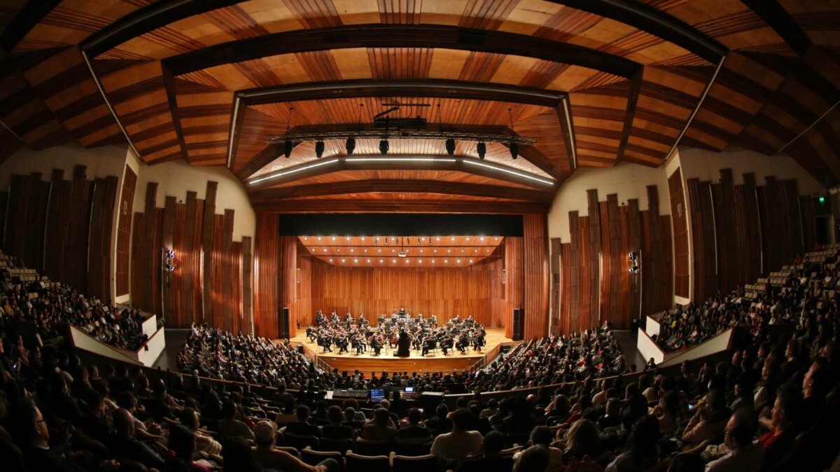 La Filarmónica de Bogotá le rinde un homenaje a la 'Novena Sinfonía' de Anton Bruckner 2 La Filarmónica de Bogotá le rinde un homenaje a la 'Novena Sinfonía' de Anton Bruckner La Filarmónica de Bogotá presentará las obras de Blas Emilio Atehortúa y Anton Bruckner en el auditorio León de Greiff y la Catedral Primada de Colombia. Prográmese.