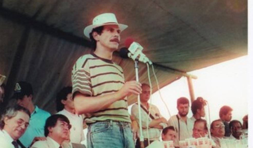 Fiscalía ordena captura para un exdirectivo del DAS por el asesinato de Carlos Pizarro El coronel en retiro de la Policía Manuel Antonio González Henríquez, exdirector de Protección del desaparecido Departamento Administrativo de Seguridad (DAS), fue imputado hoy de los delitos de homicidio con fines terroristas, concierto para delinquir y porte ilegal de armas o municiones de uso privativo de las Fuerzas Armadas.