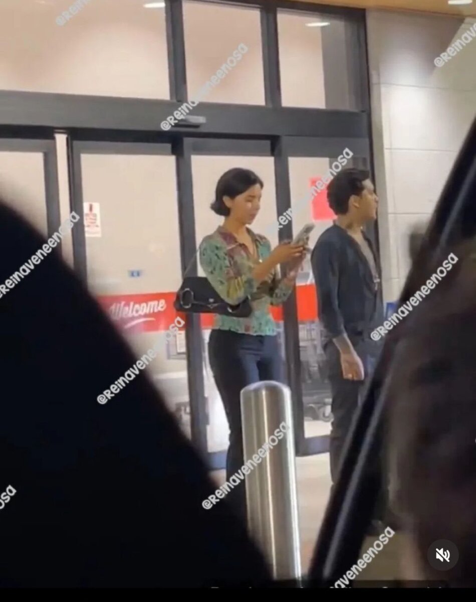 Foto de Ángela Aguilar y Nodal enciende rumores de un nuevo amor La joven que tomó la foto, asegura que la captó un día antes de que Nodal y Cazzu anunciaran su separación.