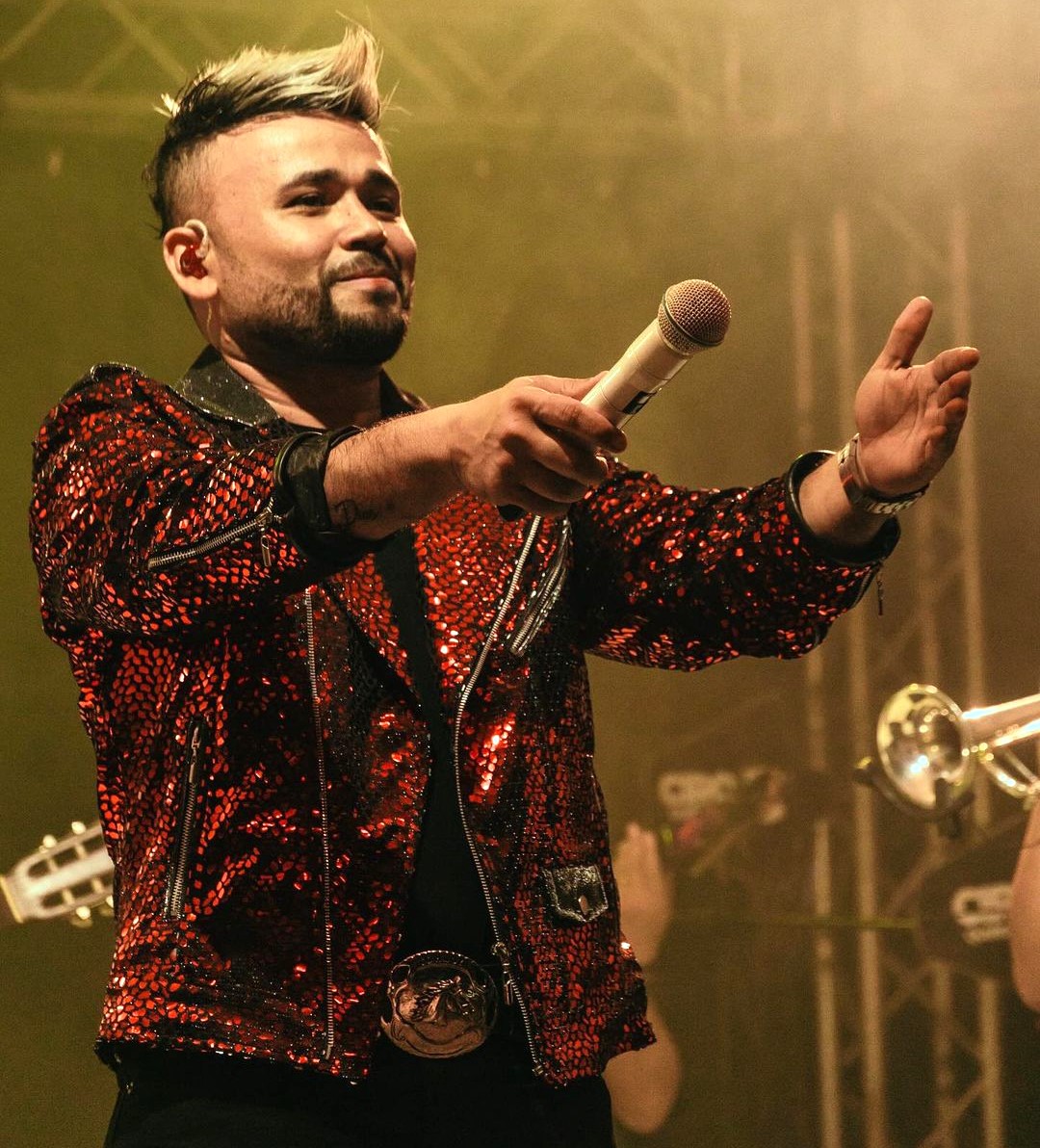 Giovanny Ayala le cantó la tabla a Ciro Quiñonez por sacarlo de 'Regalada sales cara' 1 Giovanny Ayala le cantó la tabla a Ciro Quiñonez por sacarlo de 'Regalada sales cara' Tras el lanzamiento de 'Regalada sales cara', Giovanny Ayala mostró su enojo y llamó de falso y desagradecido a Ciro Quiñonez. El rifirrafe sacudió las redes.