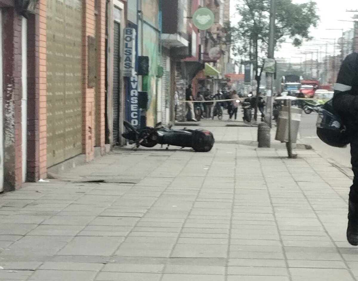 Grave accidente dejó un muerto en Bosa 1 Grave accidente dejó un muerto en Bosa La madrugada de este jueves se presentó un fatídico accidente de tránsito que dejó a un motociclista muerto en la localidad de Bosa.