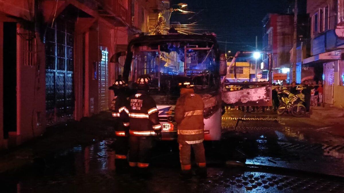 Grave incendio de un bus en Soacha: 6 casas se vieron afectadas 1 Grave incendio de un bus en Soacha: 6 casas se vieron afectadas El conductor del bus de servicio público asegura que unos delincuentes causaron las llamas. Los hechos ocurrieron en el sector de Llanos de Soacha.