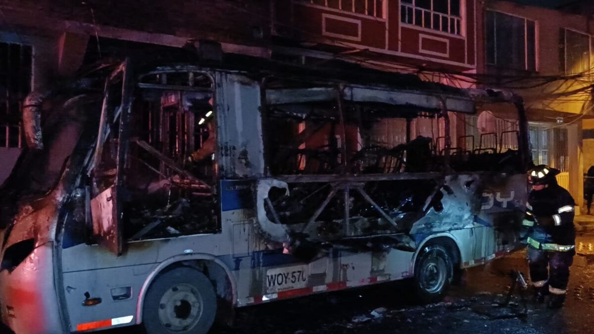 Grave incendio de un bus en Soacha: 6 casas se vieron afectadas 7 Grave incendio de un bus en Soacha: 6 casas se vieron afectadas El conductor del bus de servicio público asegura que unos delincuentes causaron las llamas. Los hechos ocurrieron en el sector de Llanos de Soacha.