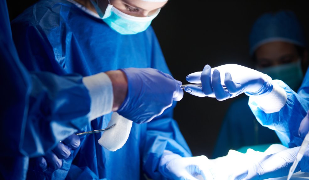 Hallan tijeras en abdomen de una joven tras cirugía: se debate entre la vida y la muerte El objeto, que fue dejado durante una cirugía que realizada en Barranquilla, destruyó el intestino y parte del colon.