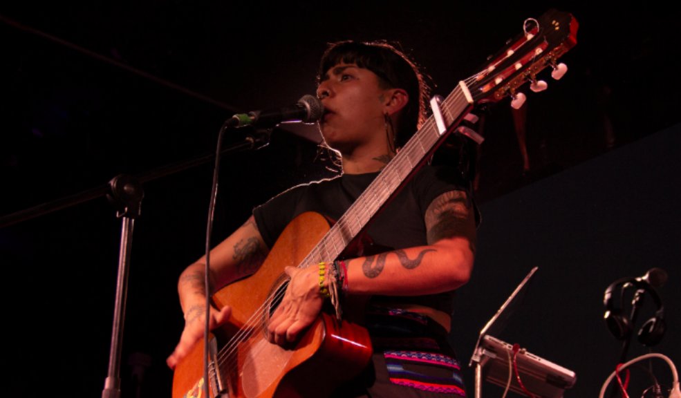 "Hay que decir lo que somos sin miedo": La Muchacha Isabel Ramírez Ocampo o 'La Muchacha', ha convertido su música en un grito contra la injusticia, un abrazo feminista y un desahogo para su alma. Su arte estuvo presente en la primera edición del festival 'Quemarlo Todo', allí habló con Q'HUBO y nos contó cómo su música puede revolucionar el presente y futuro de las mujeres.
