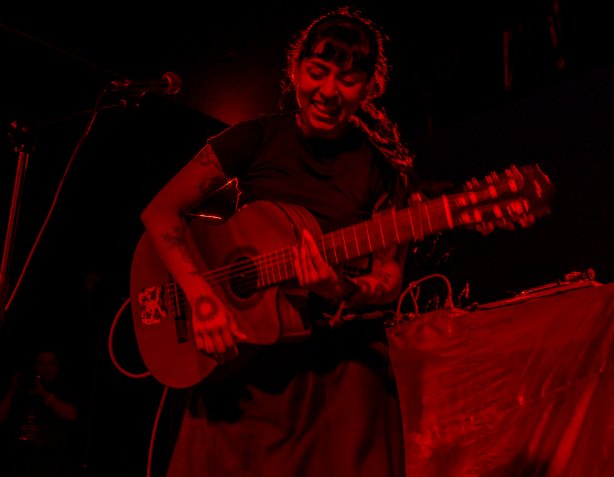 "Hay que decir lo que somos sin miedo": La Muchacha Isabel Ramírez Ocampo o 'La Muchacha', ha convertido su música en un grito contra la injusticia, un abrazo feminista y un desahogo para su alma. Su arte estuvo presente en la primera edición del festival 'Quemarlo Todo', allí habló con Q'HUBO y nos contó cómo su música puede revolucionar el presente y futuro de las mujeres.