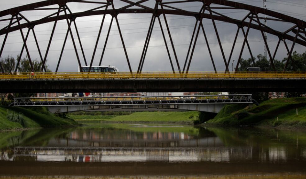 Hombre desapareció tras lanzarse al río Bogotá para evitar un robo Un intento de atraco perpetrado la noche de este martes, terminó en tragedia, luego de que dos hombres saltaran al río Bogotá para evitar a los delincuentes.
