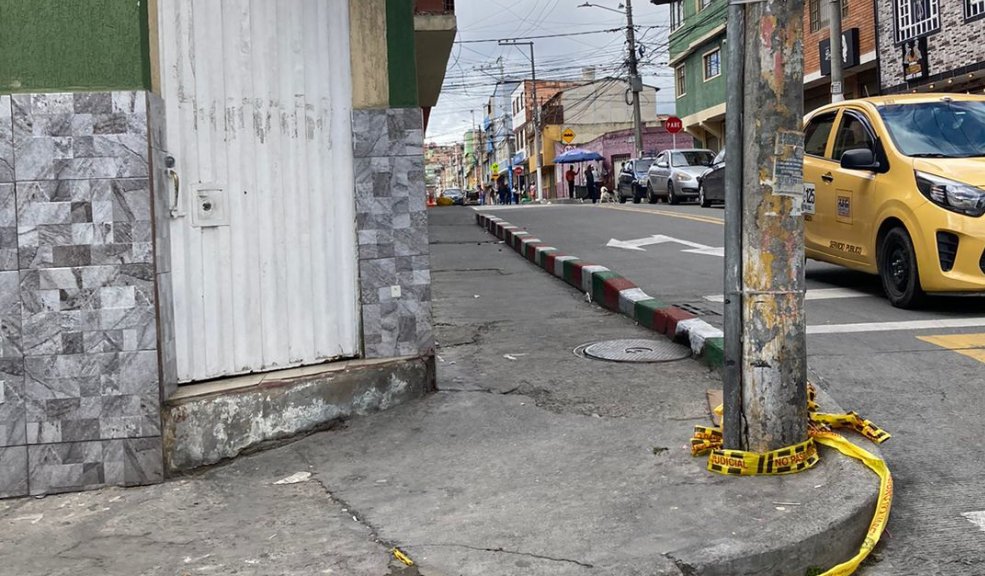 Hombre fue asesinado en vía pública de Ciudad Bolívar 10 Hombre fue asesinado en vía pública de Ciudad Bolívar En el barrio San Francisco de Ciudad Bolívar al sur de la capital, se registró un nuevo hecho de sangre que cobró la vida de un ciudadano de 42 años. El crimen se perpetró en horas de la noche de este sábado cuando la víctima se encontraba en vía pública.