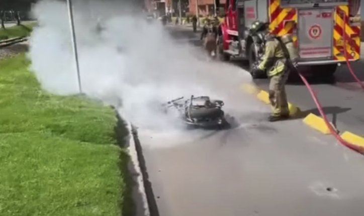 Hombre persiguió y enfrentó a ladrones que le robaron el celular 1 Hombre persiguió y enfrentó a ladrones que le robaron el celular En un valiente acto, un joven que había sido víctima de hurto en el norte de Bogotá, pudo ubicar a los ladrones y recuperar su celular.