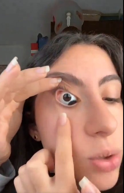 Impactante: mujer muestra en video sus “tres ojos” y causa furor en redes 1 Impactante: mujer muestra en video sus “tres ojos” y causa furor en redes El enigma del tercer ojo: un video viral despierta debate sobre una supuesta anomalía genética o una conexión espiritual inusual.