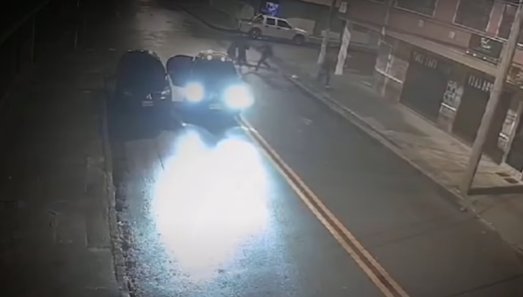 Intento de robo dejó 2 conductores heridos: ladrones se lanzaron a un caño y escaparon En la noche de este jueves 9 de mayo, dos conductores de plataforma resultaron heridos tras oponerse a un robo en el sector de Gaitán, localidad de Barrios Unidos.