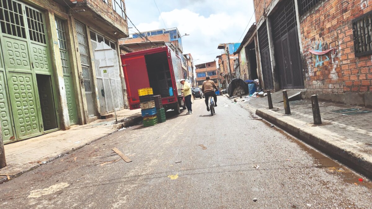 Joven fue baleado en el barrio María Paz El barrio María Paz, en la localidad de Kennedy, una vez más se convirtió en el escenario de un atentado sicarial que tuvo lugar a plena luz del día, sobre la tarde del jueves.