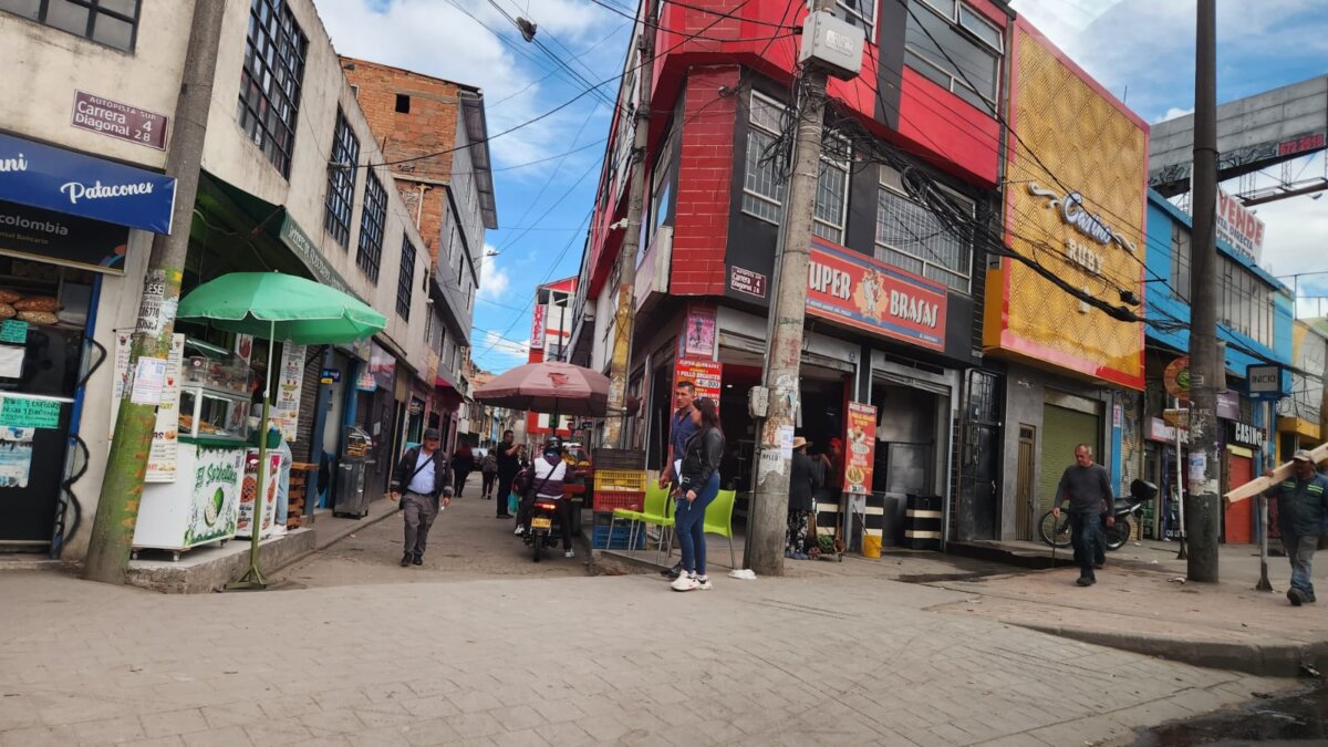 Julián, la víctima del sicariato en Soacha Consternados y llenos de miedo, se encuentran los vecinos del barrio Mariscal Sucre, en el municipio de Soacha (Cundinamarca), tras conocer la noticia de la violenta muerte de un joven identificado como Julián Corona, ocurrida en las primeras horas del viernes en una de las zonas de esparcimiento y rumba del municipio.