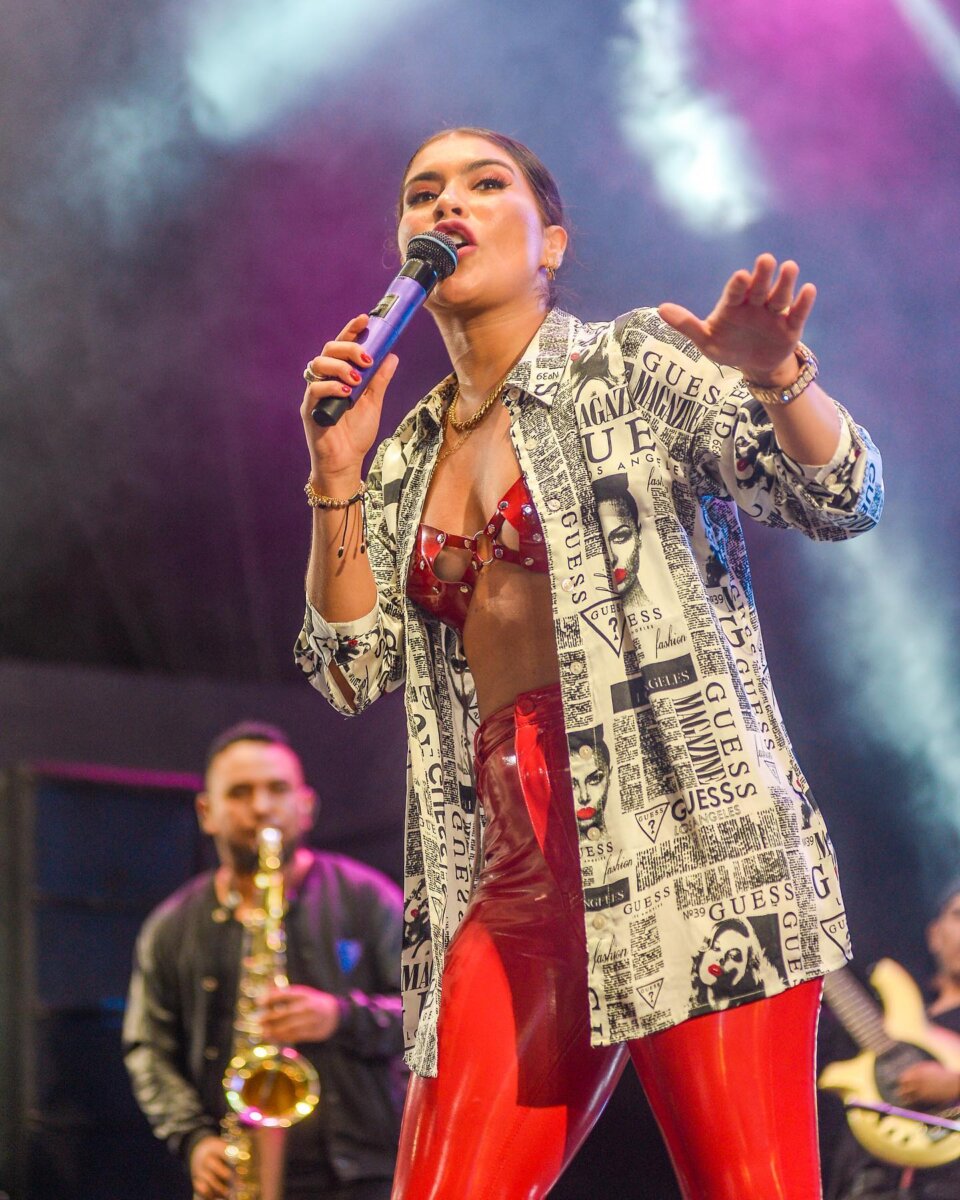 Karen Lizarazo vuelve con todo el poder femenino Karen Lizarazo lanza su EP 'Mujeres' con el que busca empoderar al género femenino. Conozca aquí detalles de este lanzamiento.