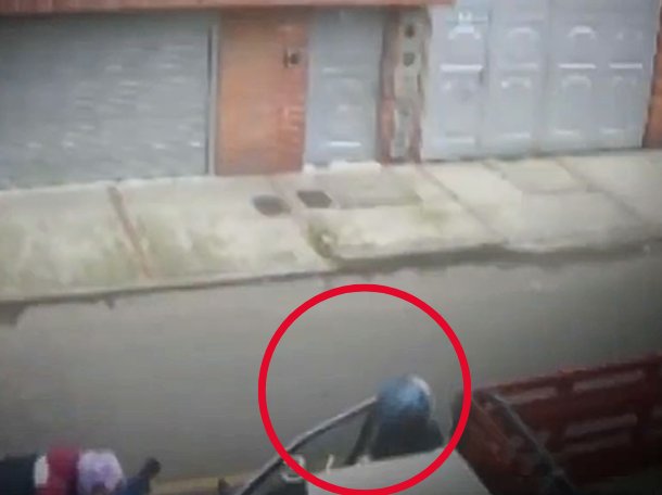 Ladrones golpearon a un hombre y le robaron gran suma de dinero en Puente Aranda 1 Ladrones golpearon a un hombre y le robaron gran suma de dinero en Puente Aranda La víctima acababa de retirar una gran cantidad de dinero para pagar algunas deudas, cuando los ladrones la atacaron en Puente Aranda.