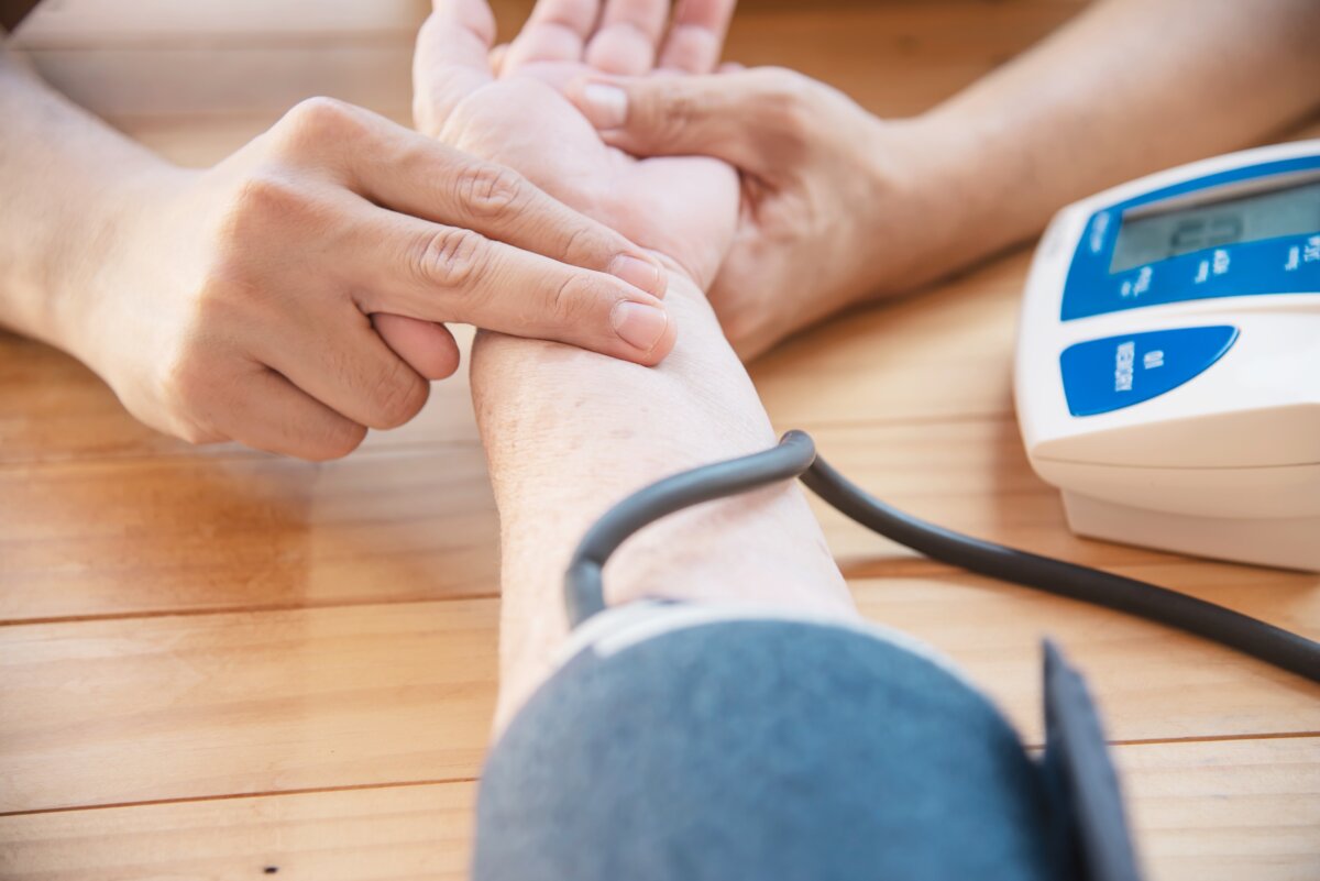 Los jóvenes también sufren de hipertensión, así puede prevenirla 1 Los jóvenes también sufren de hipertensión, así puede prevenirla Aunque por mucho tiempo fue una enfermedad asociada a adultos mayores, cada vez más jóvenes la padecen.