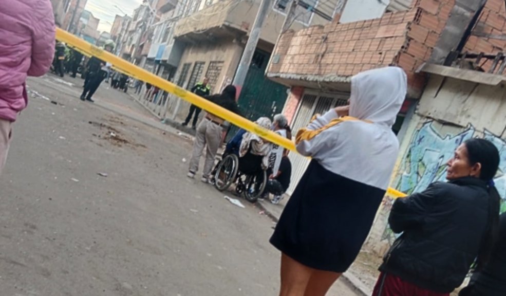 Macabro: David fue asesinado en su silla de ruedas En medio de una de las calles del barrio El Amparo (Kennedy), yacía sin vida, tendido en su silla de ruedas, David Leonardo Obando Jaramillo, después de ser atacado a bala en el barrio en el que vivía y se ganaba la vida.
