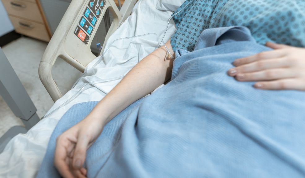 Madre e hija resultaron heridas tras una riña en Ciudad Bolívar 1 Madre e hija resultaron heridas tras una riña en Ciudad Bolívar Tras una riña entre vecinos, una niña de 10 años y su madre resultaron heridas por un arma de fuego. Los hechos ocurrieron en la localidad de Ciudad Bolívar.