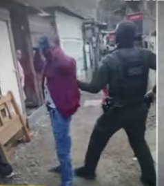 Madre e hija resultaron heridas tras una riña en Ciudad Bolívar 1 Madre e hija resultaron heridas tras una riña en Ciudad Bolívar Tras una riña entre vecinos, una niña de 10 años y su madre resultaron heridas por un arma de fuego. Los hechos ocurrieron en la localidad de Ciudad Bolívar.
