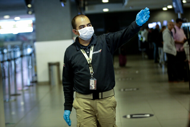 Migración Colombia le negó la entrada a extranjero señalado de ser agresor sexual Migración Colombia negó la entrada de un hombre extranjero que pretendía ingresar al país por el Aeropuerto El Dorado de Bogotá. El aviso llegó a través de la alerta Angel Watch, un sistema que regula los movimientos de los presuntos pedófilos que salen de su territorio.