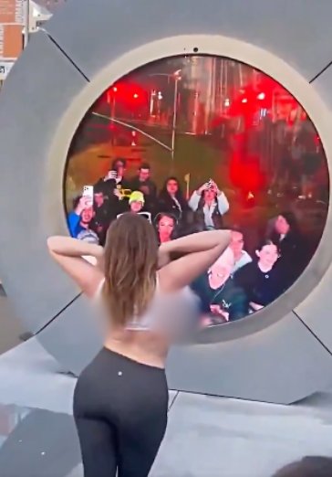 Modelo de OnlyFans enseña los pechos en 'El portal' que conecta a Nueva York y Dublín 1 Modelo de OnlyFans enseña los pechos en 'El portal' que conecta a Nueva York y Dublín Modelo de OnlyFans usó la innovadora instalación de arte llamada 'El portal', que comunica a Nueva York con Dublín, para exhibir sus pechos.