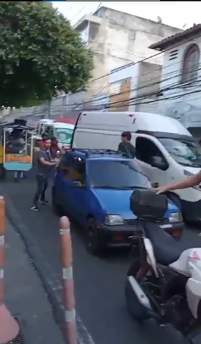 Motociclista le buscó pelea a un conductor más grande que él: su graciosa reacción se viralizó 1 Motociclista le buscó pelea a un conductor más grande que él: su graciosa reacción se viralizó El motociclista inicialmente intentó provocar una pelea, pero al percatarse del imponente tamaño de su contrincante, tuvo un cambio repentino de actitud.