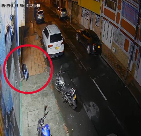 Mujer incendió un local de bolirana en Tunjuelito 1 Mujer incendió un local de bolirana en Tunjuelito Presuntamente la mujer cuenta con antecedentes judiciales; sin embargo, se desconoce sus motivaciones para incendiar la bolirana donde aún en el interior se encontraba una pareja.