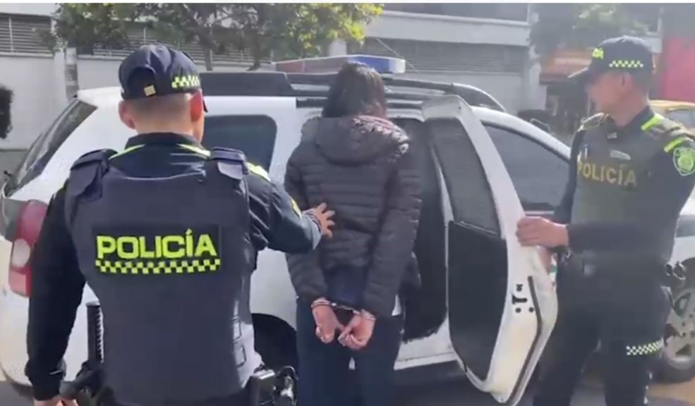 Mujer se disfrazaba de estudiante de enfermería para robar en TransMilenio: así la capturaron 1 Mujer se disfrazaba de estudiante de enfermería para robar en TransMilenio: así la capturaron La Policía Metropolitana de Bogotá logró la captura en flagrancia de una mujer por el delito de hurto dentro de una estación de TransMilenio.