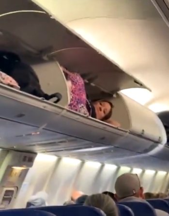 Mujer se escondió en un maletero de un avión y la escena quedó grabada en video Los viajeros que se disponían a abordar un vuelo de Southwest Airlines quedaron sorprendidos al ver a una mujer acostada dentro de un compartimento de equipaje superior.