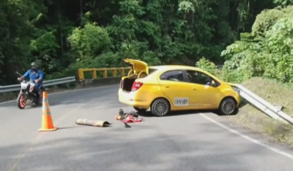 Niño murió arrollado por un taxista que tenía casa por cárcel 9 Niño murió arrollado por un taxista que tenía casa por cárcel El menor intentaba cruzar una vía pública cuando fue impactado por el vehículo que, presuntamente, se movilizaba con exceso de velocidad. El conductor huyó del lugar y dejó el taxi abandonado.