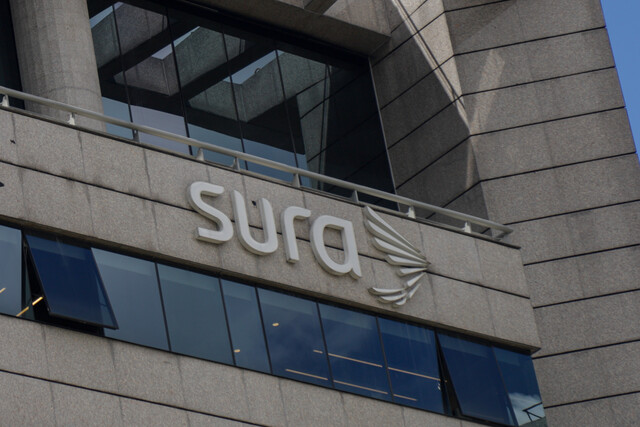 "No estamos destruyendo la salud": Gobierno Petro se pronuncia tras salida de EPS Sura En un comunicado de ocho puntos, la Presidencia de la República reaccionó a la solicitud de la EPS Sura de retirarse del sistema. Aseguró que "no es cierto que el Gobierno Nacional esté destruyendo el sistema de salud".