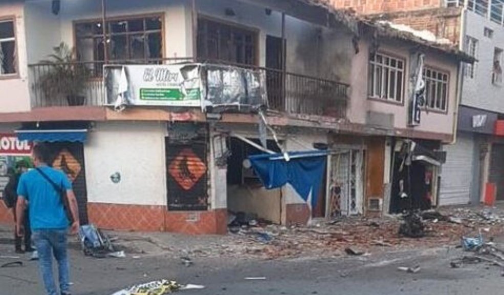 "No me deje morir", revelan dolorosos audios de policías atacados en el Cauca 7 "No me deje morir", revelan dolorosos audios de policías atacados en el Cauca Mediante radio y teléfonos celulares, los policías que fueron víctimas del más reciente hostigamiento en Morales, Cauca, pidieron ayuda aérea para poder combatir a las disidencias de las Farc. Hay dos muertos y tres heridos.
