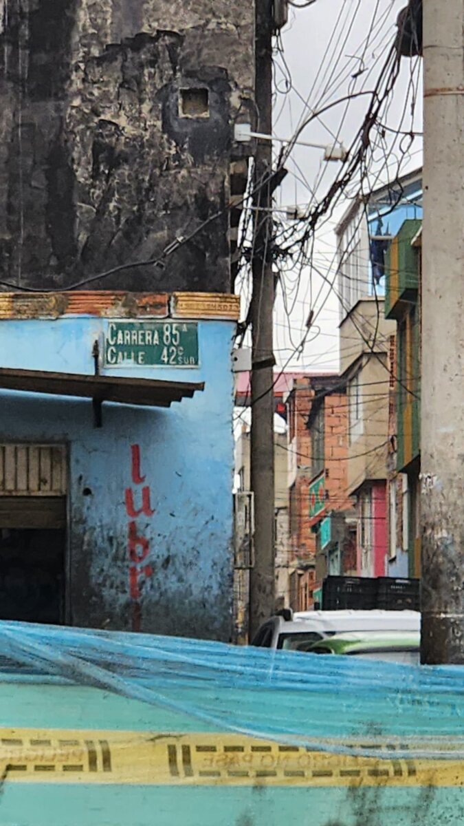 Nuevo homicidio con arma de fuego en Kennedy Este sábado se conoció un nuevo homicidio perpetrado en el sector de El Amparo de la localidad de Kennedy.