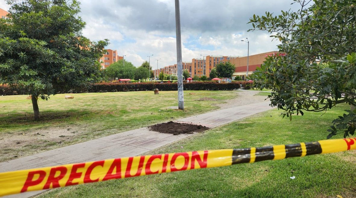 Nuevos detalles de sicariato en Soacha En la noche del martes, un joven que transitaba por un oscuro y alejado paraje del parque conocido popularmente como Las Hortalizas, en el barrio Ciudad Verde del municipio de Soacha (Cundinamarca), fue asesinado por un despiadado sicario que le quitó la vida con dos impactos de bala.