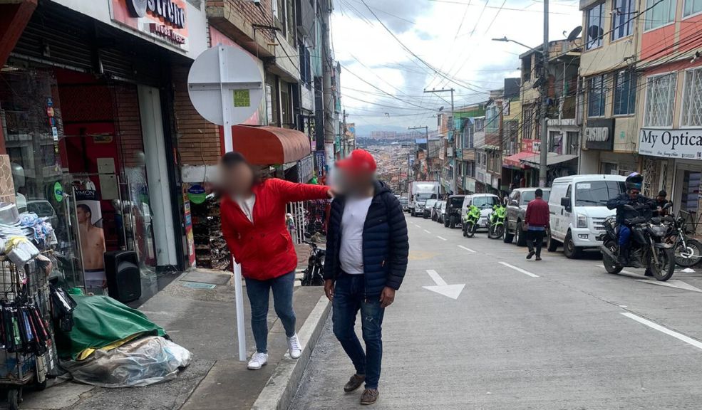 Nuevos detalles del crimen de un hombre en Diana Turbay Pocos minutos antes de que terminara la oscura y helada noche del miércoles en el barrio Diana Turbay (en Rafael Uribe), un hombre identificado como Roberto Torres Lozano perdió la vida en un hecho de intolerancia que dejó a los residentes de la empinada y alejada calle, llenos de miedo.