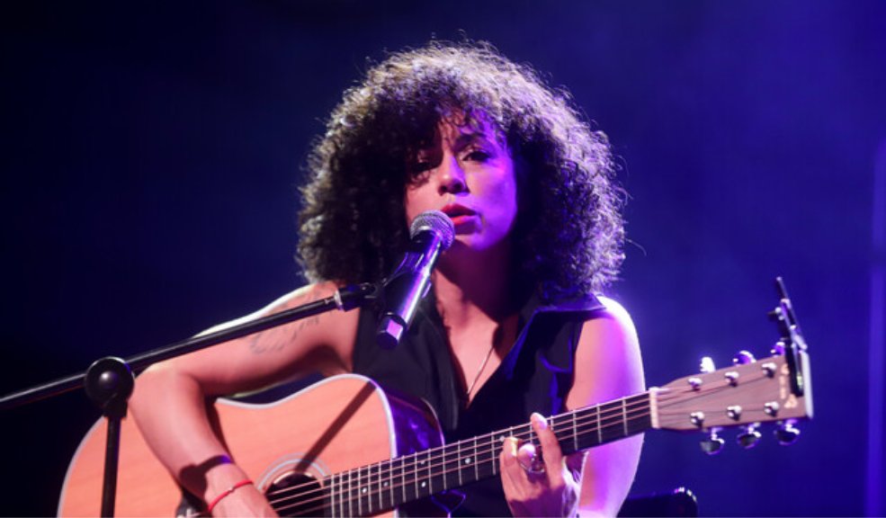 "Para mí la calle ha sido mi casa, mi sala, un espacio de reflexión": Ilona Cerca de cumplir 20 años de labores profesionales, Ilona está lista para iniciar una nueva etapa en su carrera artística, con nueva música y acompañada por el equipo de trabajo de Carlos Vives.