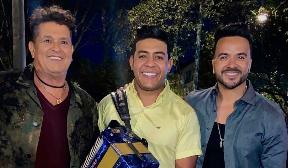 Luis Fonsi, Carlos Vives y el acordeonero Pipe Mendoza le cantan al amor en 'Santa Marta' El acordeonero Pipe Mendoza, quien ha compartido con artistas como Ana Del Castillo, Orlando Liñán y el Mono Zabaleta, la rompió esta vez junto a Carlos Vives y Luis Fonsi con la canción 'Santa Marta'.