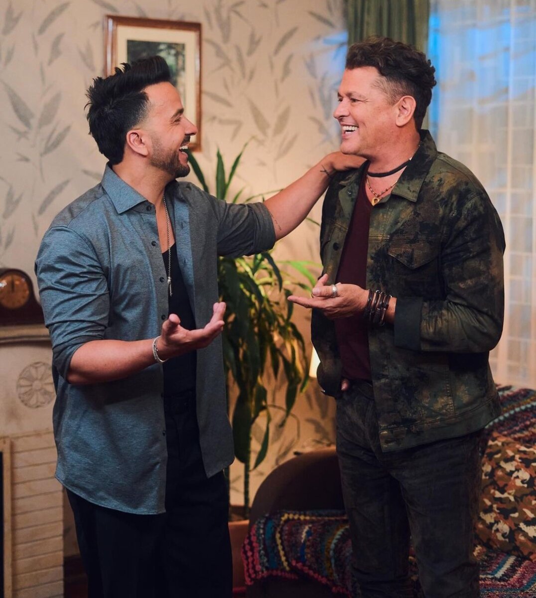 Luis Fonsi, Carlos Vives y el acordeonero Pipe Mendoza le cantan al amor en 'Santa Marta' El acordeonero Pipe Mendoza, quien ha compartido con artistas como Ana Del Castillo, Orlando Liñán y el Mono Zabaleta, la rompió esta vez junto a Carlos Vives y Luis Fonsi con la canción 'Santa Marta'.