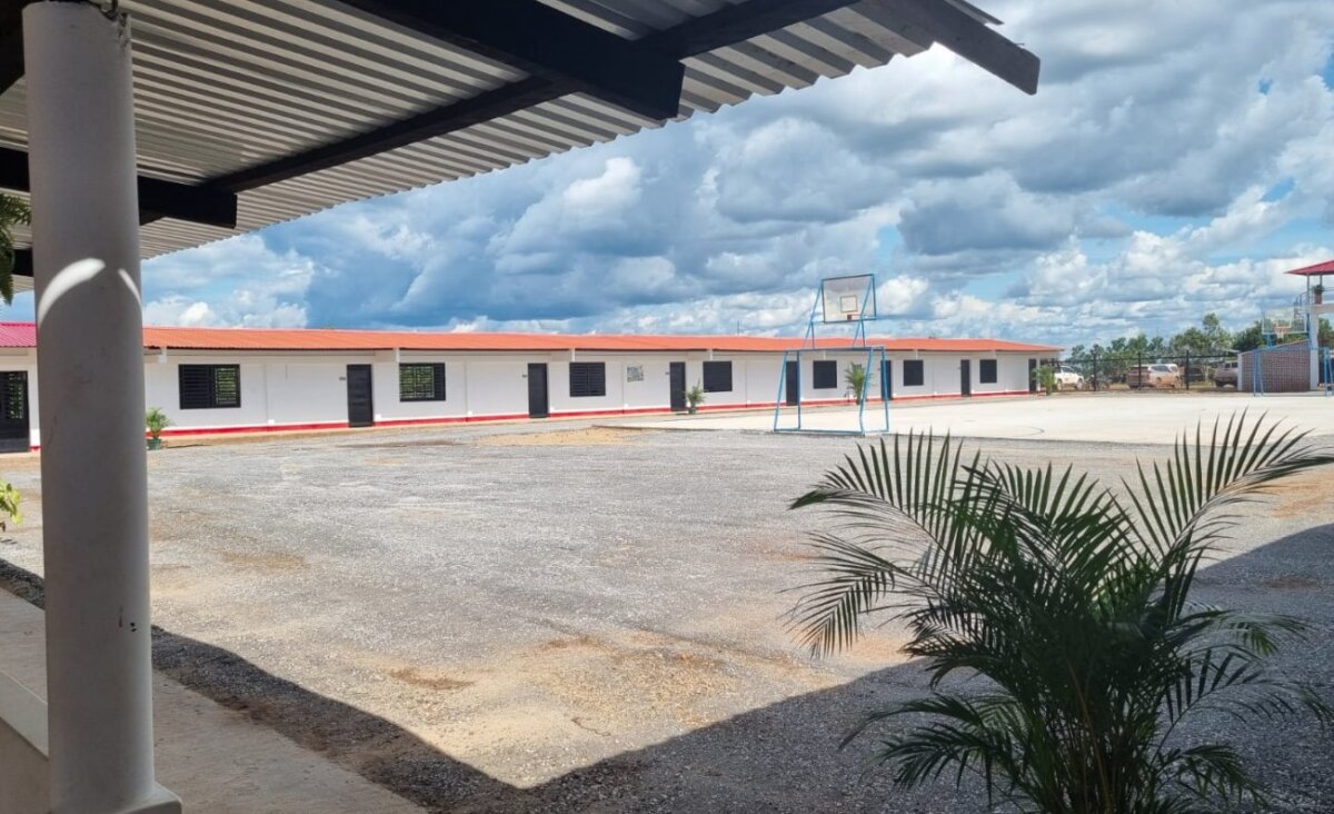 Polémico colegio 'Gentil Duarte' será formalizado por el Gobierno y cambiará su nombre El Gobierno abrió la puerta para que el colegio "Gentil Duarte", construido por las disidencias en homenaje a su exjefe muerto, sea formalizado por parte del Ministerio de Educación, en medio de la mesa de diálogo instaurada en el Caguán con el Estado Mayor Central (EMC).