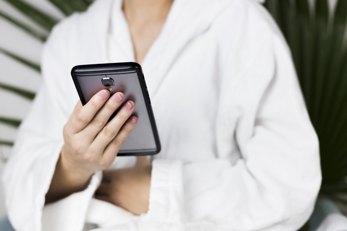 Por esta razón no debe usar el celular en el baño Usar el teléfono celular en el baño se ha vuelto un hábito. No obstante, muchos ignoran los riesgos que esta práctica representa para la salud.