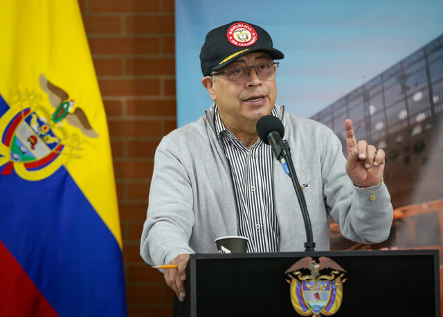 Presidente Petro declarará hoy ante la Fiscalía por el caso de los 'Petrovideos' 1 Presidente Petro declarará hoy ante la Fiscalía por el caso de los 'Petrovideos' El presidente, Gustavo Petro, anunció este miércoles que acudirá al llamado hecho por la Fiscalía para que declare en la investigación que se sigue sobre las interceptaciones ilegales hechas a su campaña, que mediáticamente fueron conocidas como 'Petrovideos'.