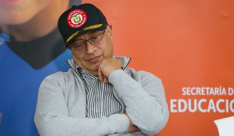 Presidente Petro sorprendió con cambio de look y los memes no faltaron 7 Presidente Petro sorprendió con cambio de look y los memes no faltaron Este 21 de mayo, el presidente Gustavo Petro sorprendió con un cambio de look. Esto se sucedió durante el evento de posesión del canciller Luis Gilberto Murillo, quien asumió el cargo en reemplazo del suspendido Álvaro Leyva.