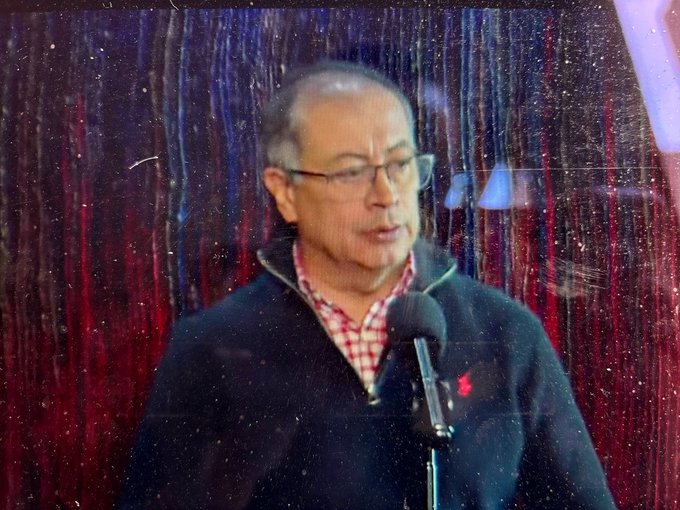 Presidente Petro sorprendió con cambio de look y los memes no faltaron Este 21 de mayo, el presidente Gustavo Petro sorprendió con un cambio de look. Esto se sucedió durante el evento de posesión del canciller Luis Gilberto Murillo, quien asumió el cargo en reemplazo del suspendido Álvaro Leyva.
