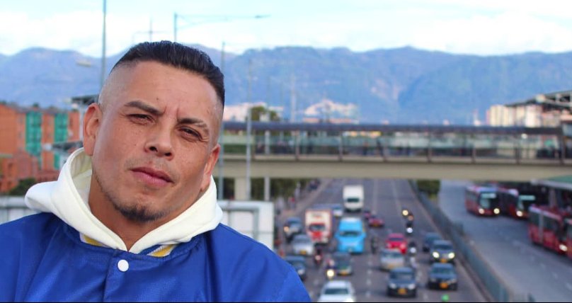 Rapero casi pierde la vida en riña ajena Evitar una riña en uno de los bares de San Francisco (Ciudad Bolívar) dejó gravemente herido a El Montes O.G., como es conocido en la escena del rap bogotano Éver Antonio Rodríguez.