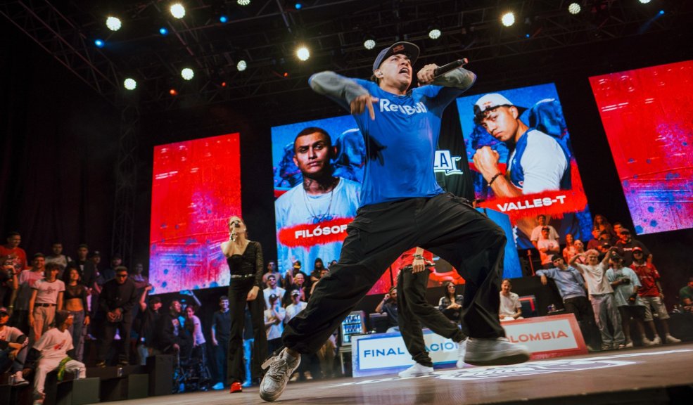 Red Bull busca su último freestyler para la batalla nacional: saldrá de las plazas En un ambiente de expectación y talento desbordante, Red Bull Batalla, el evento insignia que reúne a los mejores MCs del país, se encuentra en la recta final para completar la lista de los 16 freestylers que competirán por el título de Campeón Nacional.