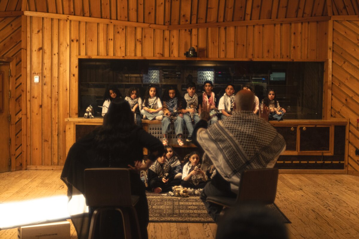 Residente y Amal Murkus le dan voz al pueblo palestino con 'Bajo los escombros' 1 Residente y Amal Murkus le dan voz al pueblo palestino con 'Bajo los escombros' El rapero puertorriqueño Residente y la cantante Amal Murkus usan el poder de la música para darle voz al pueblo palestino en medio de la guerra.