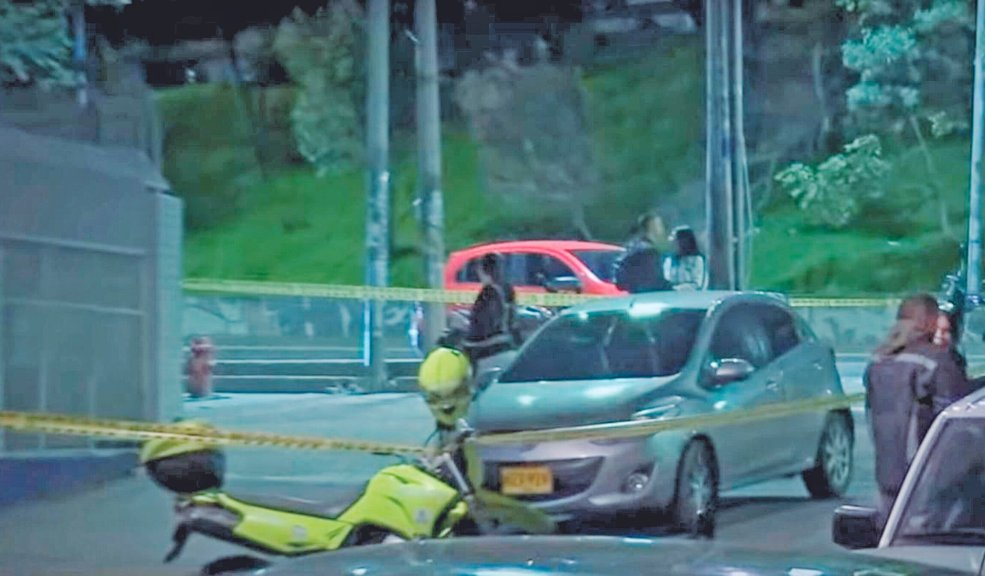 Revelan identidad del hombre asesinado frente a su familia en Rafael Uribe 9 Revelan identidad del hombre asesinado frente a su familia en Rafael Uribe Un hombre identificado como Yesid Francisco Mora Castillo, fue cruelmente asesinado por un sujeto que se movilizaba junto a una mujer en motocicleta por las calles del barrio San Jorge, en la localidad de Rafael Uribe.