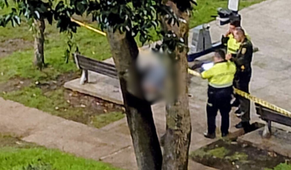 Revelan imágenes del momento en el que asesinan a joven en parque de Engativá 1 Revelan imágenes del momento en el que asesinan a joven en parque de Engativá Q’HUBO conoció de manera exclusiva el video de las cámaras de seguridad en el que quedó registrado este homicidio. Le contamos.